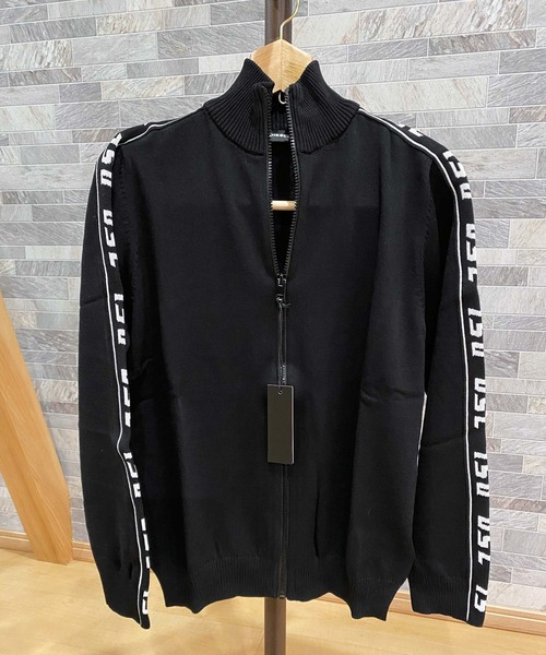 DIESEL（ディーゼル）の「袖ロゴ ライン スタンドネック ニット