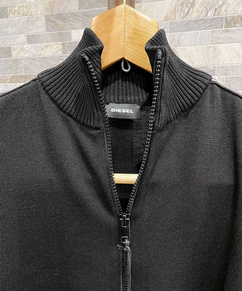 DIESEL（ディーゼル）の「袖ロゴ ライン スタンドネック ニット