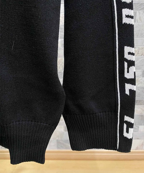 DIESEL（ディーゼル）の「袖ロゴ ライン スタンドネック ニット