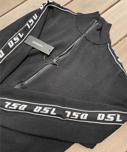 DIESEL（ディーゼル）の「袖ロゴ ライン スタンドネック ニット