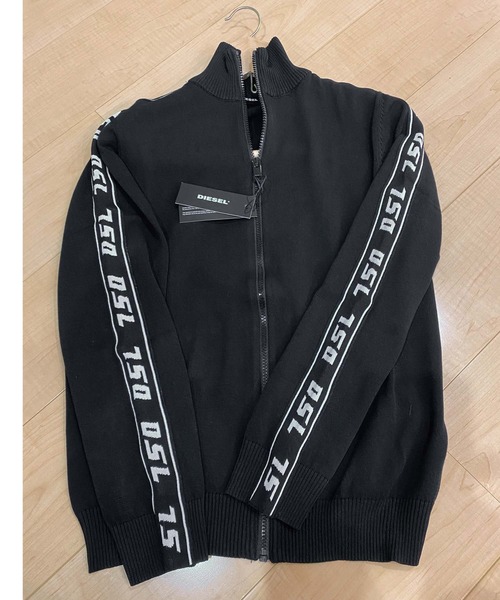 DIESEL カーディガン　袖ロゴ DIESEL（ディーゼル）の「袖ロゴ ライン スタンドネック ニット