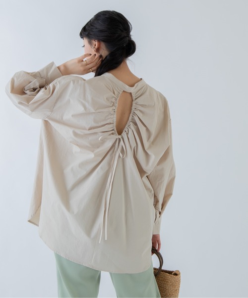 ANGIE(アンジー)の「バックオープンシャーリングシャツ(バンドカラー)(シャツ/ブラウス・レディース・ホワイト/ブラック/ベージュ/パープル/ミント・FREE)」の1枚目の写真