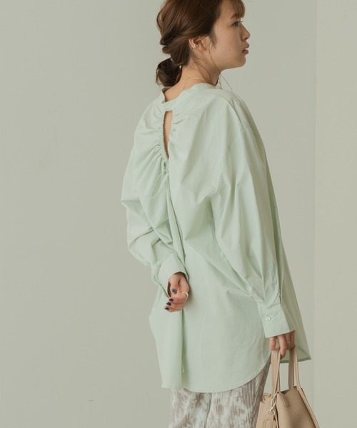 ANGIE(アンジー)の「バックオープンシャーリングシャツ(バンドカラー)(シャツ/ブラウス・レディース・ホワイト/ブラック/ベージュ/パープル/ミント・FREE)」の4枚目の写真