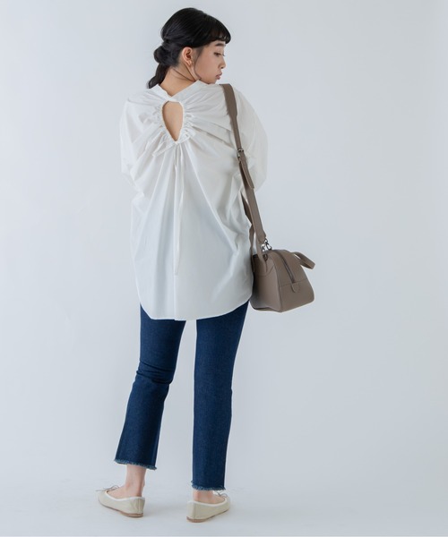 ANGIE(アンジー)の「バックオープンシャーリングシャツ(バンドカラー)(シャツ/ブラウス・レディース・ホワイト/ブラック/ベージュ/パープル/ミント・FREE)」の7枚目の写真