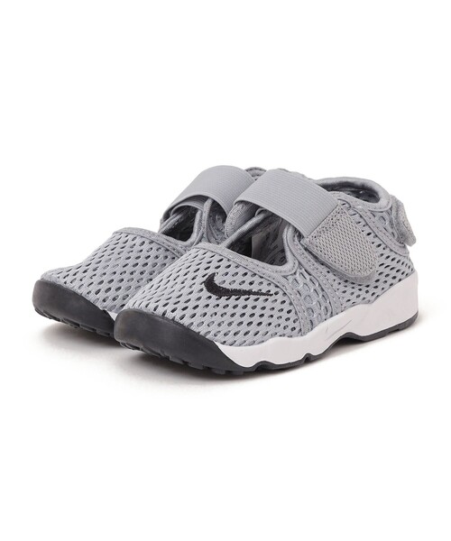 NIKE(ナイキ)の「NIKE:RIFT(スニーカー・キッズ・ブラック/ライトグレー・15 /16/14/13/12)」の2枚目の写真