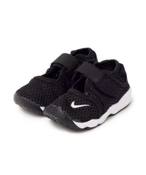 NIKE(ナイキ)の「NIKE:RIFT(スニーカー・キッズ・ブラック/ライトグレー・15 /16/14/13/12)」の1枚目の写真