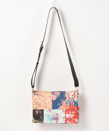 花柄プリントパッチワークのクロスボディバッグ