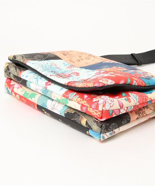 Desigual(デシグアル)の「花柄プリントパッチワークのクロスボディバッグ(ショルダーバッグ・レディース・ブラウン・FREE)」の3枚目の写真