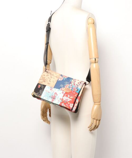 Desigual(デシグアル)の「花柄プリントパッチワークのクロスボディバッグ(ショルダーバッグ・レディース・ブラウン・FREE)」の5枚目の写真