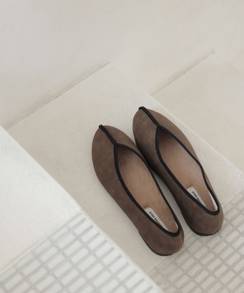 AMERICAN HOLIC(アメリカンホリック)の「【WEB限定】中敷きファーチャイナシューズ(パンプス・レディース・ブラック/ブラウン/ピンク/ゴールド/アイボリー・S/M/L)」の1枚目の写真