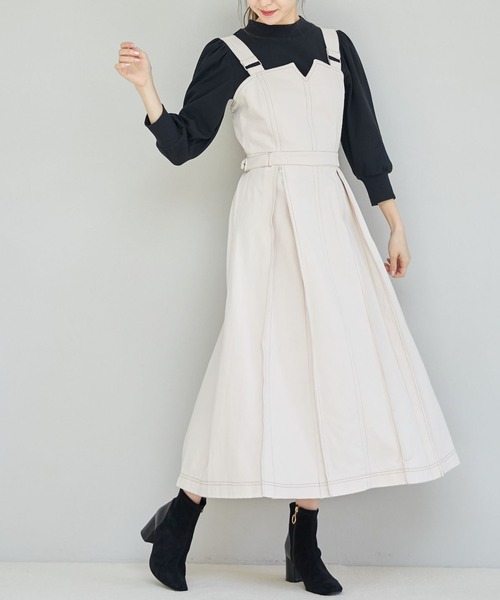 tocco closet（トッコ　クローゼット）の「【ZOZO限定】サイドベルト付き配色ステッチ入りインバーテッドプリーツジャンパースカート（ジャンパースカート・レディース・アイボリー/ライトカーキ/グレイッシュブルー・M）」の2枚目の写真