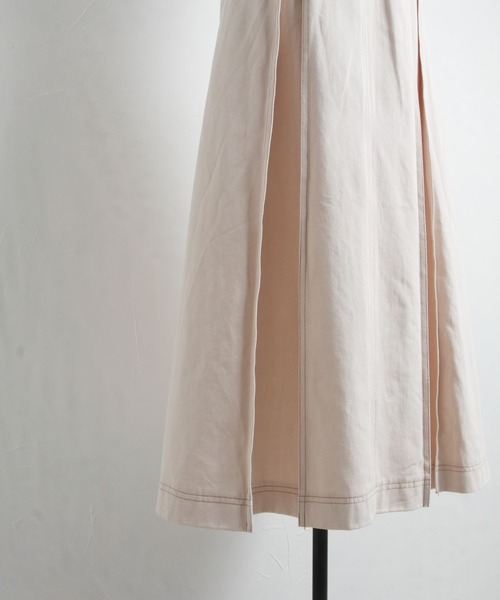 tocco closet（トッコ　クローゼット）の「【ZOZO限定】サイドベルト付き配色ステッチ入りインバーテッドプリーツジャンパースカート（ジャンパースカート・レディース・アイボリー/ライトカーキ/グレイッシュブルー・M）」の11枚目の写真