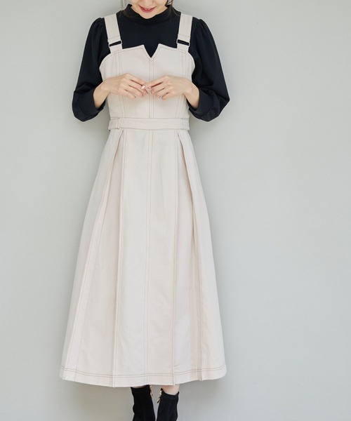 tocco closet（トッコ　クローゼット）の「【ZOZO限定】サイドベルト付き配色ステッチ入りインバーテッドプリーツジャンパースカート（ジャンパースカート・レディース・アイボリー/ライトカーキ/グレイッシュブルー・M）」の5枚目の写真