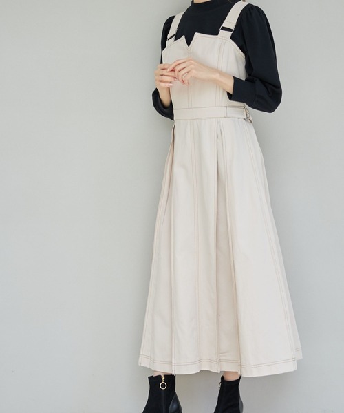 tocco closet（トッコ　クローゼット）の「【ZOZO限定】サイドベルト付き配色ステッチ入りインバーテッドプリーツジャンパースカート（ジャンパースカート・レディース・アイボリー/ライトカーキ/グレイッシュブルー・M）」の4枚目の写真