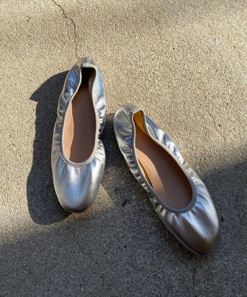 DouDou（ドゥドゥ）の「スクエアトゥフラットシューズAW（パンプス・レディース・ホワイト/シルバー/ブラウン・36/37/38）」の3枚目の写真