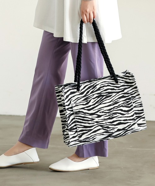 ALTROSE(アルトローズ)の「トートバッグ トパーズA4(トートバッグ・レディース・ブラック/アイボリー/レオパード/ゼブラ/ライトブルー/グレー/シルバー/カーキ・FREE)」の8枚目の写真