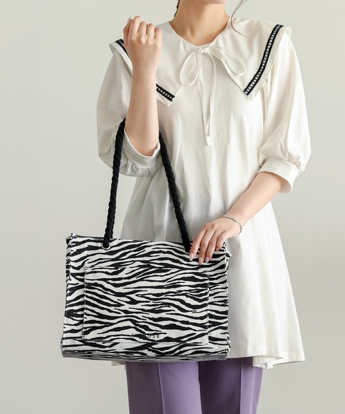 ALTROSE(アルトローズ)の「トートバッグ トパーズA4(トートバッグ・レディース・ブラック/アイボリー/レオパード/ゼブラ/ライトブルー/グレー/シルバー/カーキ・FREE)」の19枚目の写真