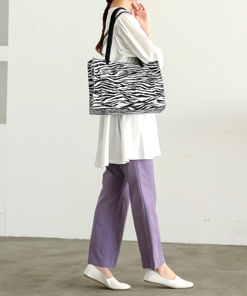 ALTROSE(アルトローズ)の「トートバッグ トパーズA4(トートバッグ・レディース・ブラック/アイボリー/レオパード/ゼブラ/ライトブルー/グレー/シルバー/カーキ・FREE)」の16枚目の写真