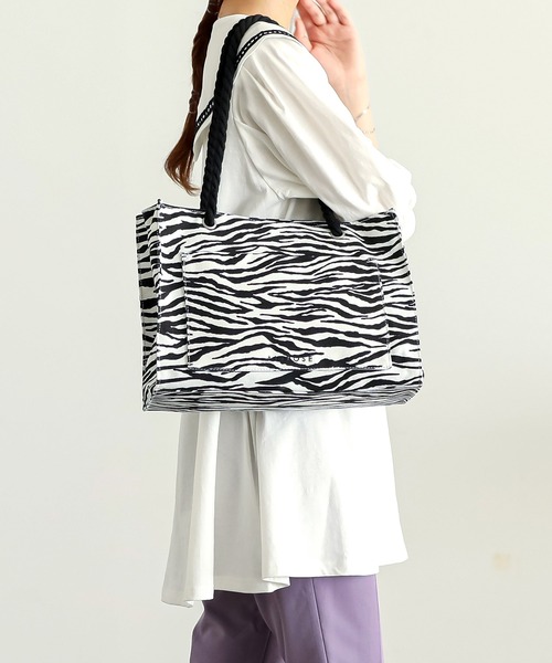 ALTROSE(アルトローズ)の「トートバッグ トパーズA4(トートバッグ・レディース・ブラック/アイボリー/レオパード/ゼブラ/ライトブルー/グレー/シルバー/カーキ・FREE)」の17枚目の写真