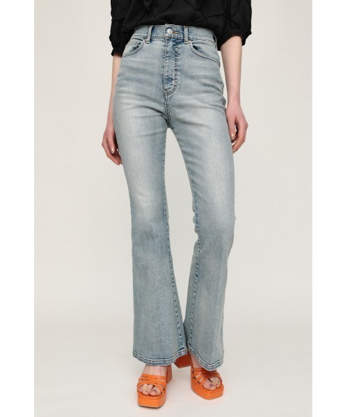 SLY（スライ）の「HW FLARE PT-C WITH ROICA（R）EF ハイウエスト  デニム フレアパンツ（デニムパンツ・レディース・ライトブルー・26inch/24inch/22inch/23inch/25inch）」の3枚目の写真