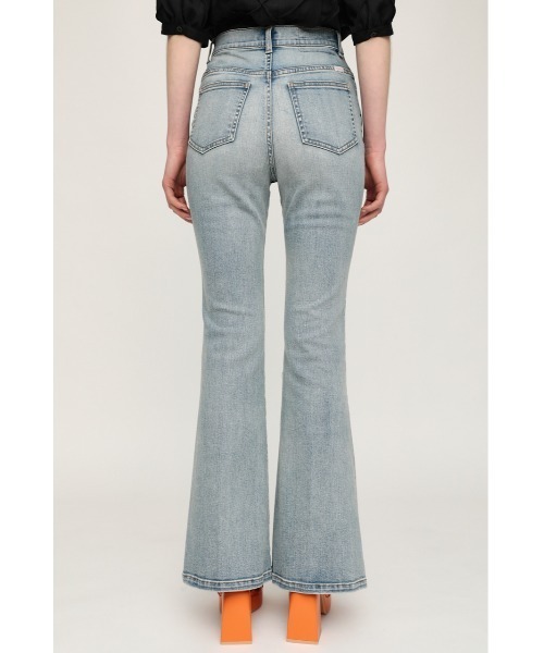 SLY（スライ）の「HW FLARE PT-C WITH ROICA（R）EF ハイウエスト  デニム フレアパンツ（デニムパンツ・レディース・ライトブルー・26inch/24inch/22inch/23inch/25inch）」の6枚目の写真