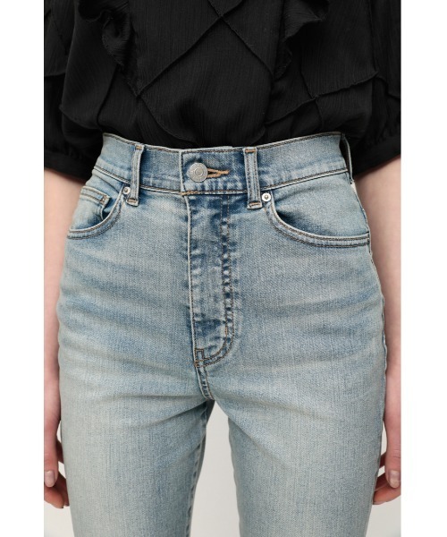 SLY（スライ）の「HW FLARE PT-C WITH ROICA（R）EF ハイウエスト  デニム フレアパンツ（デニムパンツ・レディース・ライトブルー・26inch/24inch/22inch/23inch/25inch）」の7枚目の写真