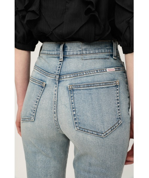 SLY（スライ）の「HW FLARE PT-C WITH ROICA（R）EF ハイウエスト  デニム フレアパンツ（デニムパンツ・レディース・ライトブルー・26inch/24inch/22inch/23inch/25inch）」の8枚目の写真