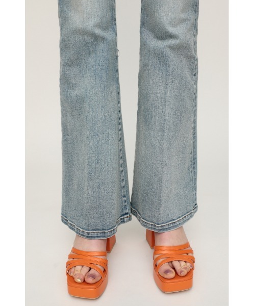 SLY（スライ）の「HW FLARE PT-C WITH ROICA（R）EF ハイウエスト  デニム フレアパンツ（デニムパンツ・レディース・ライトブルー・26inch/24inch/22inch/23inch/25inch）」の10枚目の写真