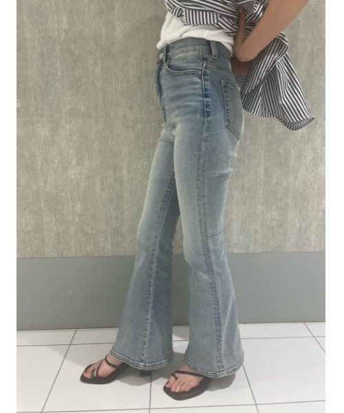 SLY（スライ）の「HW FLARE PT-C WITH ROICA（R）EF ハイウエスト  デニム フレアパンツ（デニムパンツ・レディース・ライトブルー・26inch/24inch/22inch/23inch/25inch）」の16枚目の写真