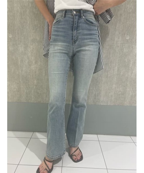 SLY（スライ）の「HW FLARE PT-C WITH ROICA（R）EF ハイウエスト  デニム フレアパンツ（デニムパンツ・レディース・ライトブルー・26inch/24inch/22inch/23inch/25inch）」の17枚目の写真