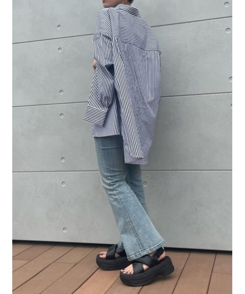 SLY（スライ）の「HW FLARE PT-C WITH ROICA（R）EF ハイウエスト  デニム フレアパンツ（デニムパンツ・レディース・ライトブルー・26inch/24inch/22inch/23inch/25inch）」の18枚目の写真