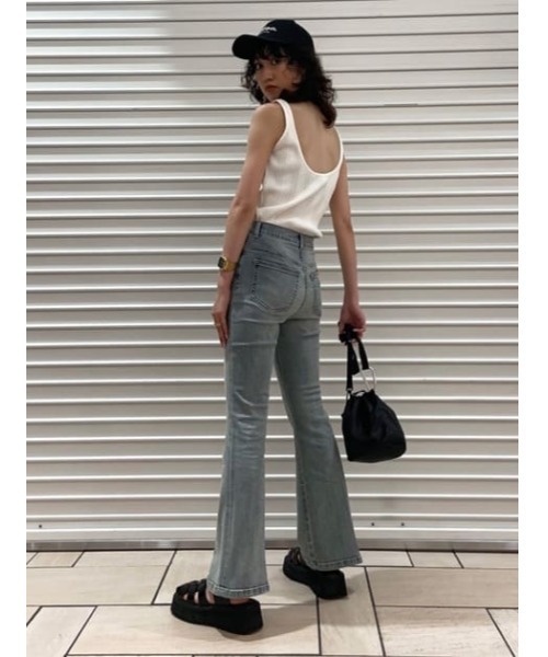 SLY（スライ）の「HW FLARE PT-C WITH ROICA（R）EF ハイウエスト  デニム フレアパンツ（デニムパンツ・レディース・ライトブルー・26inch/24inch/22inch/23inch/25inch）」の15枚目の写真