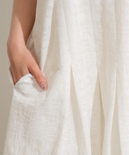 MERLOT(メルロー)の「ジオメトリック刺繍キャミワンピース(ワンピース・レディース・ホワイト/チャコールグレー/イエロー/ブルー・FREE)」の5枚目の写真