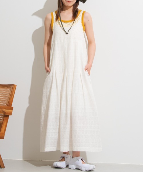 MERLOT(メルロー)の「ジオメトリック刺繍キャミワンピース(ワンピース・レディース・ホワイト/チャコールグレー/イエロー/ブルー・FREE)」の9枚目の写真