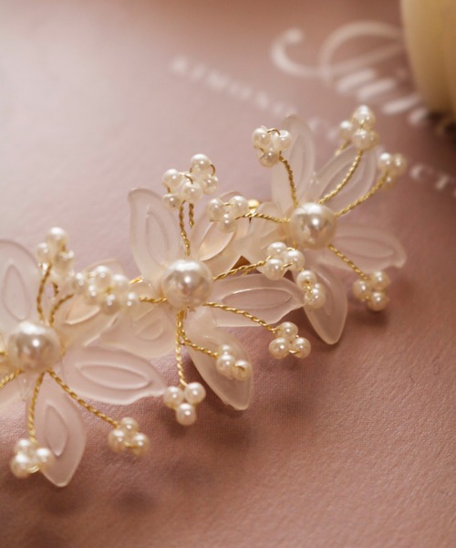 Kana（カナ）の「フラワーモチーフ メタル 結婚式 お呼ばれ ヘア