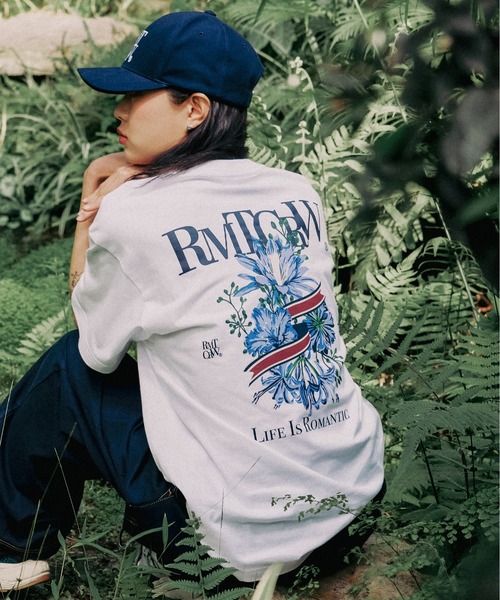 ROMANTIC CROWN(ロマンティッククラウン)の「【ROMANTIC CROWN】FLOWER RIBBON TEE / ロマンティッククラウン フラワー リボン グラフィック Tシャツ(Tシャツ/カットソー・メンズ・グリーン/ホワイト/ブラック・X-LARGE/SMALL/LARGE/MEDIUM)」の2枚目の写真