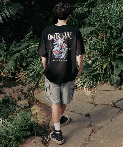ROMANTIC CROWN(ロマンティッククラウン)の「【ROMANTIC CROWN】FLOWER RIBBON TEE / ロマンティッククラウン フラワー リボン グラフィック Tシャツ(Tシャツ/カットソー・メンズ・グリーン/ホワイト/ブラック・X-LARGE/SMALL/LARGE/MEDIUM)」の4枚目の写真