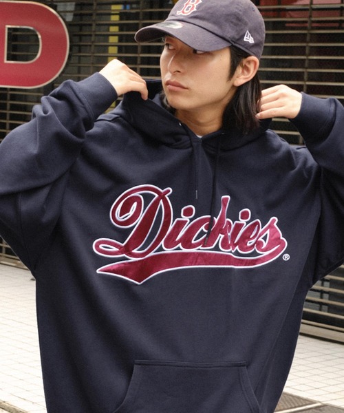 Dickies(ディッキーズ)の「Dickies/ディッキーズ サテンカレッジロゴ刺繍 裏毛オーバーサイズパーカー(パーカー・メンズ・イエロー系/スミクロ/ネイビー/グレー系・XL/M/L)」の2枚目の写真