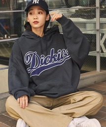 Dickies（ディッキーズ）の「Dickies/ディッキーズ サテンカレッジロゴ刺繍 裏毛オーバーサイズパーカー（パーカー・メンズ）」