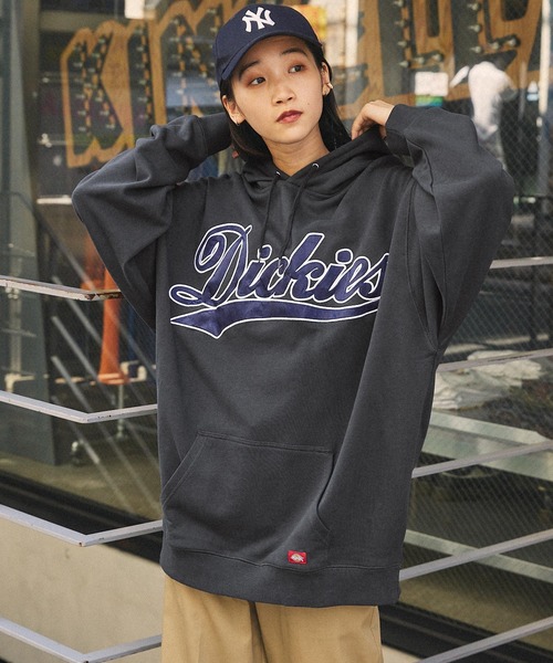 Dickies(ディッキーズ)の「Dickies/ディッキーズ サテンカレッジロゴ刺繍 裏毛オーバーサイズパーカー(パーカー・メンズ・イエロー系/スミクロ/ネイビー/グレー系・XL/M/L)」の8枚目の写真