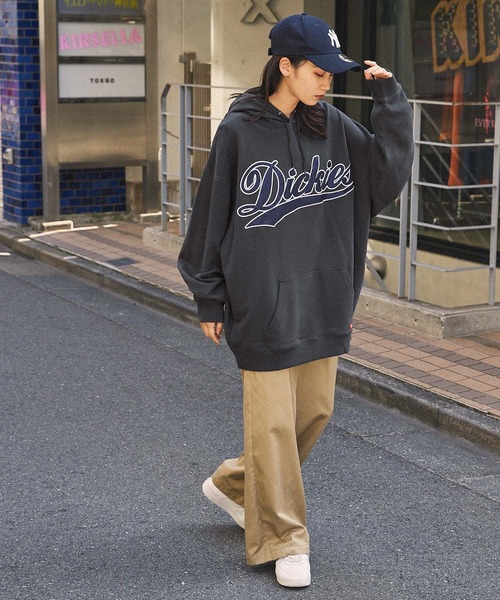 Dickies(ディッキーズ)の「Dickies/ディッキーズ サテンカレッジロゴ刺繍 裏毛オーバーサイズパーカー(パーカー・メンズ・イエロー系/スミクロ/ネイビー/グレー系・XL/M/L)」の12枚目の写真