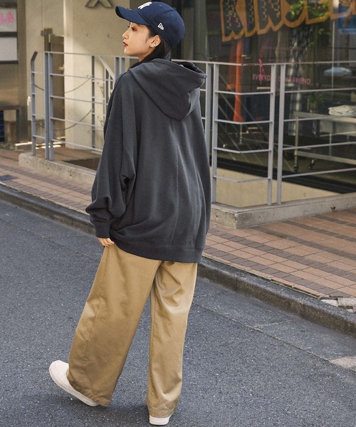 Dickies(ディッキーズ)の「Dickies/ディッキーズ サテンカレッジロゴ刺繍 裏毛オーバーサイズパーカー(パーカー・メンズ・イエロー系/スミクロ/ネイビー/グレー系・XL/M/L)」の13枚目の写真