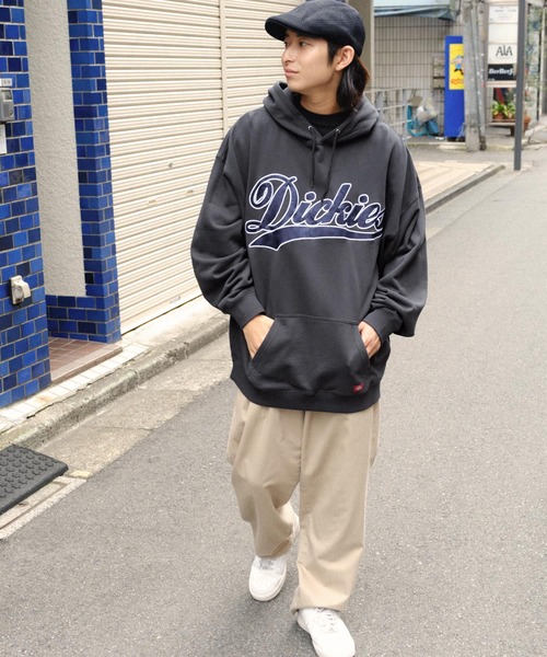 Dickies(ディッキーズ)の「Dickies/ディッキーズ サテンカレッジロゴ刺繍 裏毛オーバーサイズパーカー(パーカー・メンズ・イエロー系/スミクロ/ネイビー/グレー系・XL/M/L)」の19枚目の写真