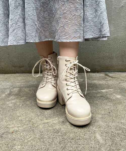 MAJESTIC LEGON（マジェスティックレゴン）の「ボリュームレースアップブーツ（ブーツ・レディース・ブラック/アイボリー・SMALL/MEDIUM/LARGE/X-LARGE）」の3枚目の写真