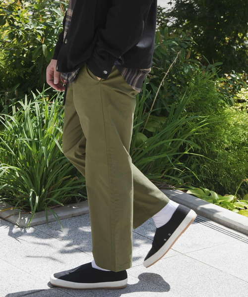 ITEMS URBANRESEARCH（アイテムズ アーバンリサーチ）の「コットンツイル 1-tuck チノパンツ（チノパンツ・メンズ・カーキ/ベージュ/ブラック/ブルー・MEDIUM/LARGE）」の4枚目の写真