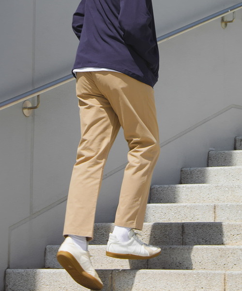 ITEMS URBANRESEARCH（アイテムズ アーバンリサーチ）の「コットンツイル 1-tuck チノパンツ（チノパンツ・メンズ・カーキ/ベージュ/ブラック/ブルー・MEDIUM/LARGE）」の5枚目の写真