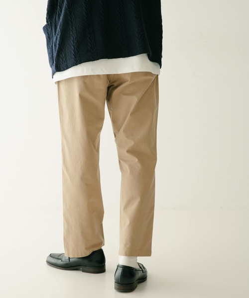 ITEMS URBANRESEARCH（アイテムズ アーバンリサーチ）の「コットンツイル 1-tuck チノパンツ（チノパンツ・メンズ・カーキ/ベージュ/ブラック/ブルー・MEDIUM/LARGE）」の11枚目の写真