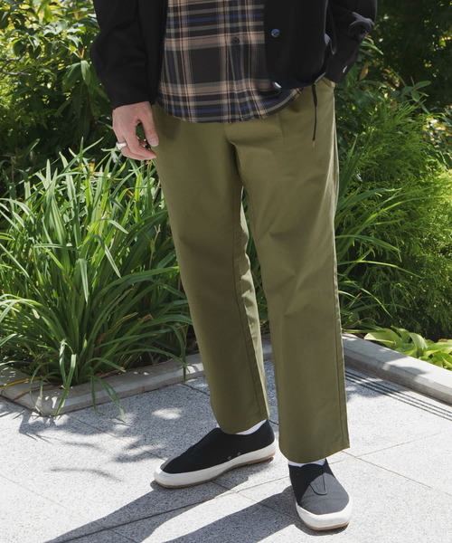 ITEMS URBANRESEARCH（アイテムズ アーバンリサーチ）の「コットンツイル 1-tuck チノパンツ（チノパンツ・メンズ・カーキ/ベージュ/ブラック/ブルー・MEDIUM/LARGE）」の13枚目の写真