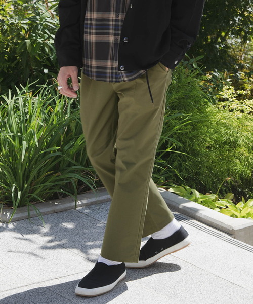 ITEMS URBANRESEARCH（アイテムズ アーバンリサーチ）の「コットンツイル 1-tuck チノパンツ（チノパンツ・メンズ・カーキ/ベージュ/ブラック/ブルー・MEDIUM/LARGE）」の14枚目の写真