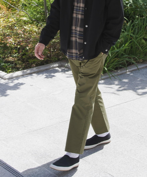 ITEMS URBANRESEARCH（アイテムズ アーバンリサーチ）の「コットンツイル 1-tuck チノパンツ（チノパンツ・メンズ・カーキ/ベージュ/ブラック/ブルー・MEDIUM/LARGE）」の15枚目の写真